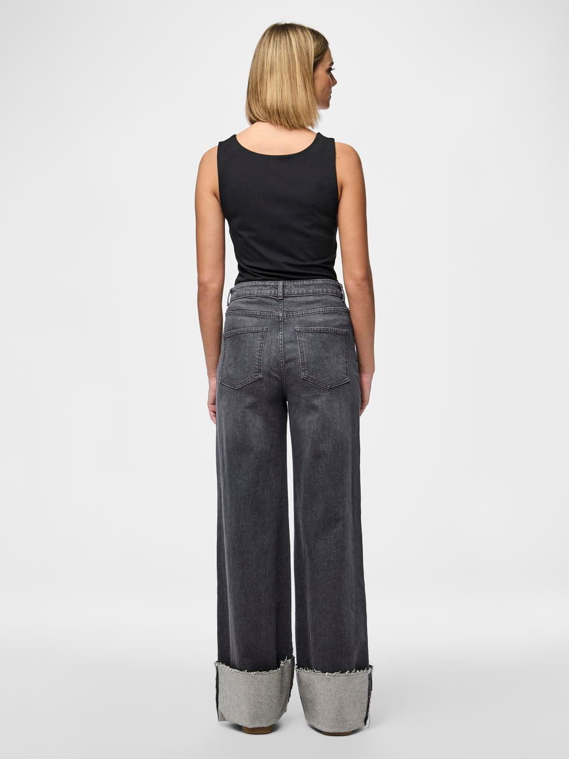 model_shot-back