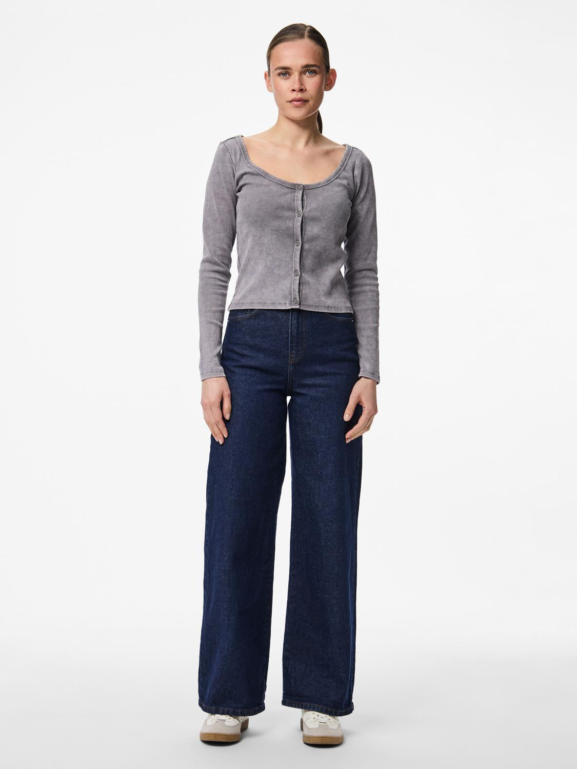 model_shot-front_full